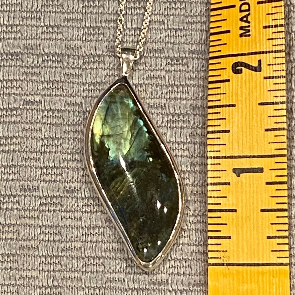 Long green pendent necklace